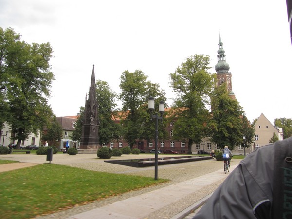 Plein met monument en toren