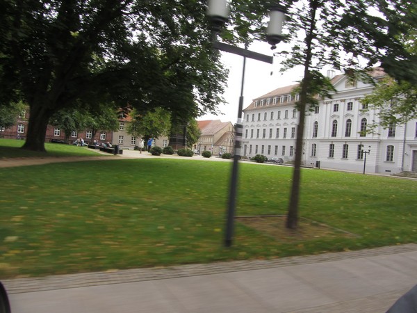 Grasveld en witte huizen