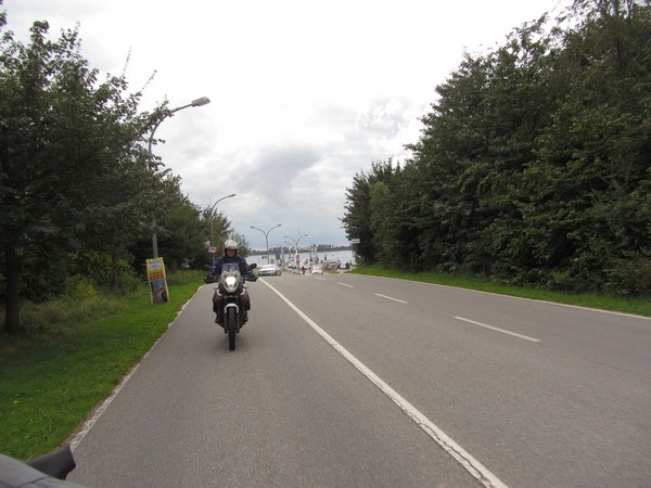 Tenere met pont op de achtergrond