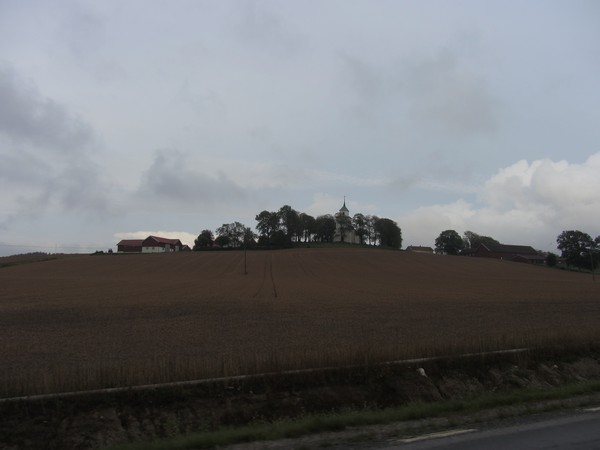 Dorp met kerkje