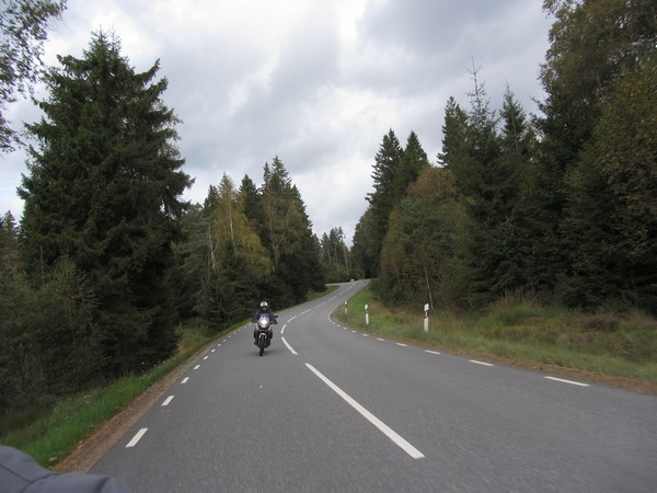 Tenere op bochtige weg