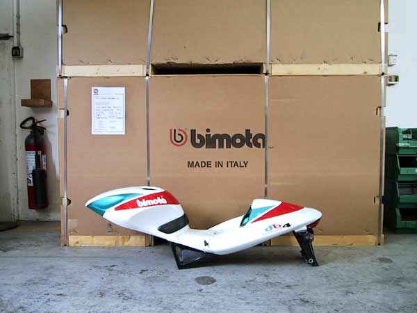 Doos met Bimota, made in Italy, en een stuk van een DB4 er voor