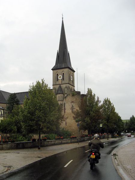 Kerk en natte weg