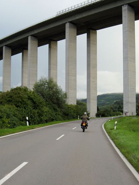 Tricker onder viaduct door