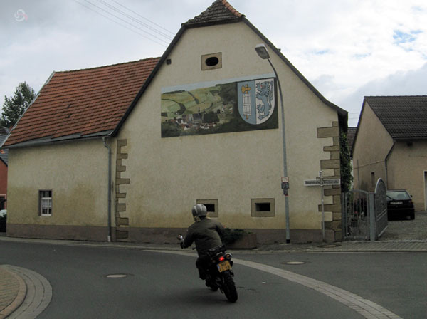 Huis met geschild landschap en wapen