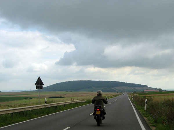 Rechte weg met dreigende wolken