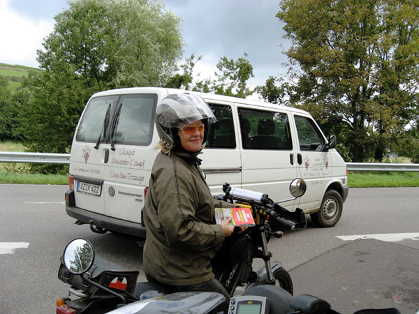 Sylvia op Tricker met kaart, bestelbus van Weingut