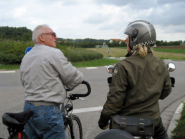 Man op fiets naast Sylvia op Tricker