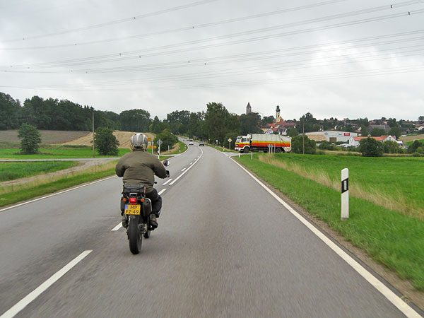 Rechte weg in het groen