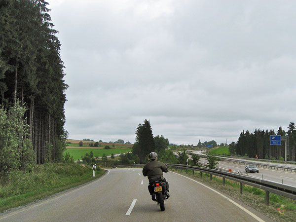 Bocht in weg naast de snelweg. Tricker