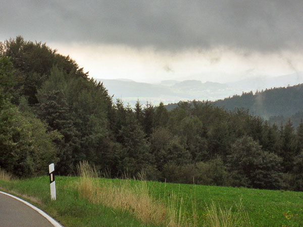 Donkere wolken boven groen landschap