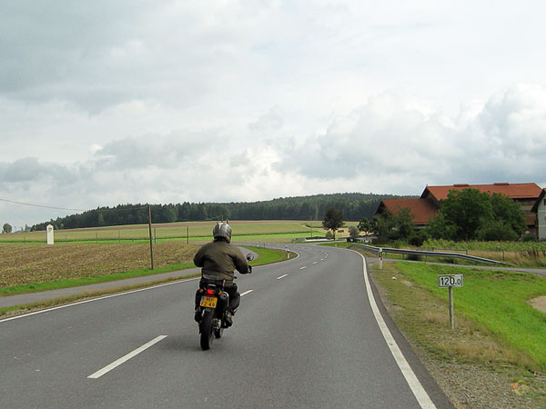 Tricker op lange weg met bocht