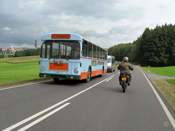 Blauw met rode bus