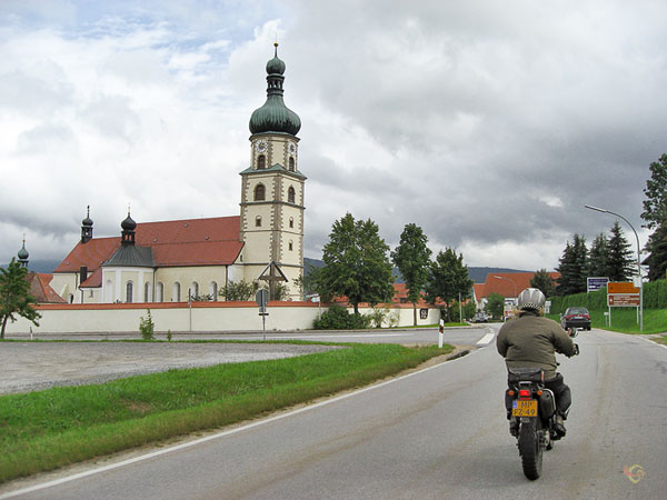 Kerk met meerdere uivormige torens