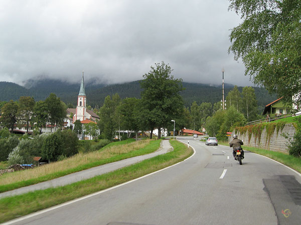 Laaghangende bewolking, kerkje