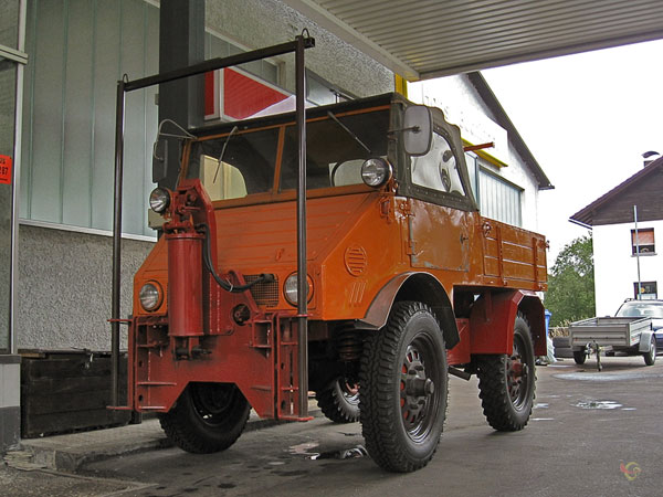 Een oranje Unimog