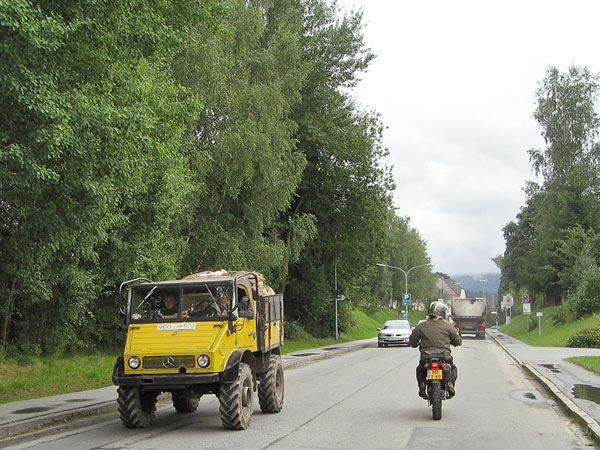 Gele Unimog en Tricker