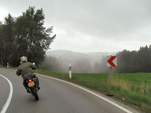 Tricker in de bocht, een dal met laaghangende wolk