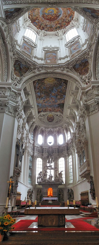 Kerk met stucsierwerk en beschilderde plafonds