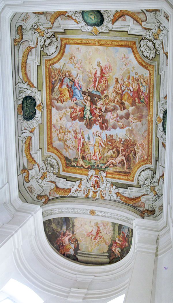 Een plafond met schildering, namaak stucversiering