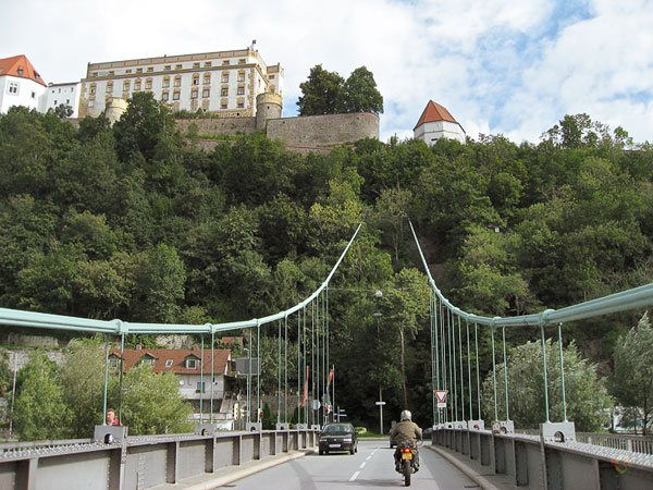 Brug met hoog op de helling een burcht