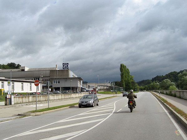 Brede weg, rechts wilgen, links nieuwe gebouwen
