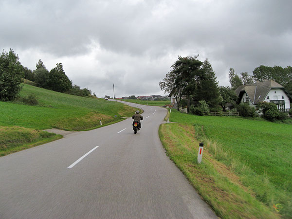 Lange bocht door groen golvend land