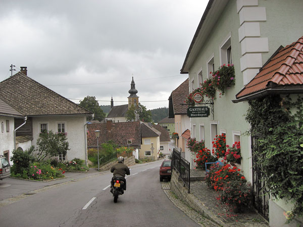 Gasthof met veel geraniums