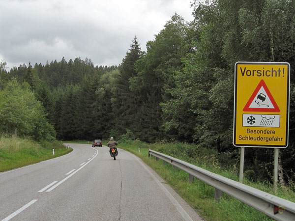 Bos, waarschuwingsbord: slipgevaar