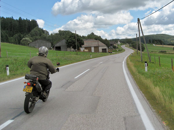 Tricker op slingerende weg