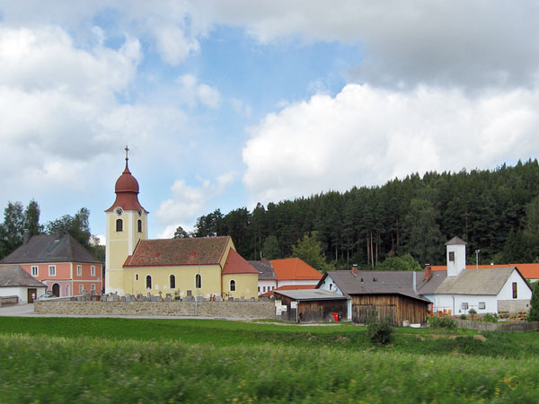 Kerkje met uivormige toren