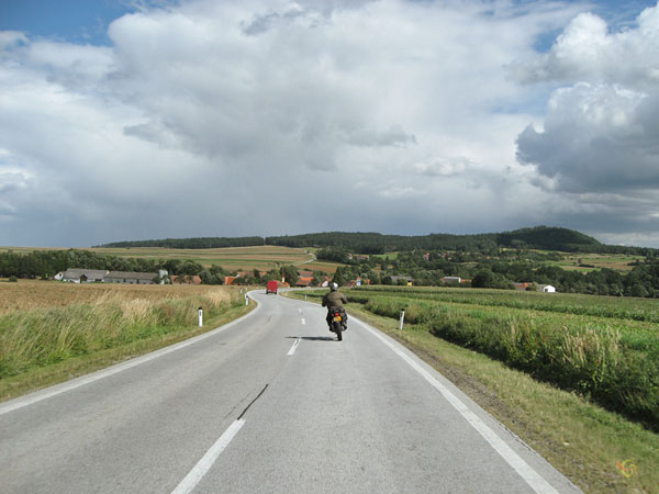 Tricker over lange rechte weg