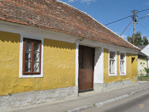 Laag huis, gekalkt,geel