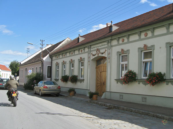 Huis met versieringen in stucwerk