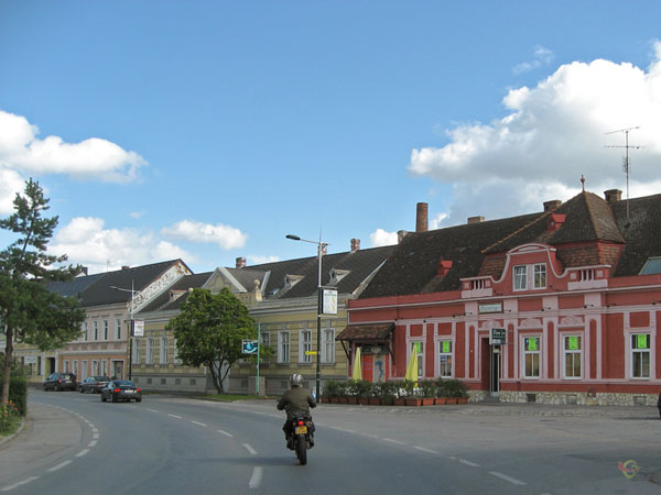 Roodgekleurdelage huizen
