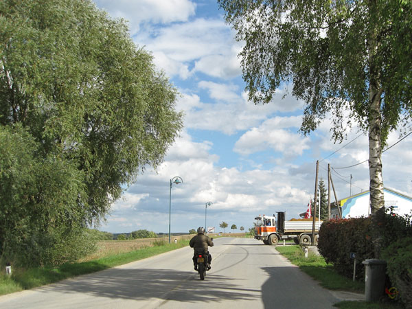 Vrachtwagen die de weg op draait