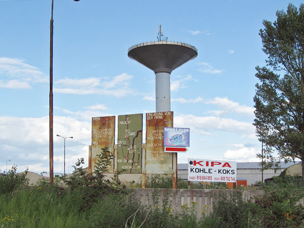 Vreemde toren en bord met Kohle,Koks