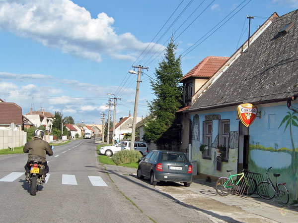 Huis met muurschildering in blauw