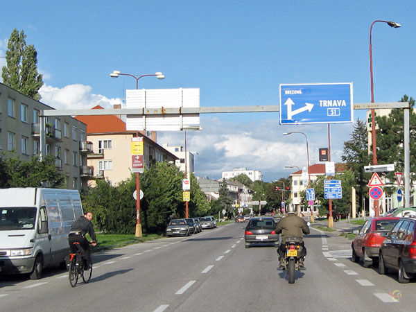 Stad, fietser die omkijkt