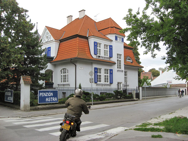 Wit met blauw huis, ride dakpannen