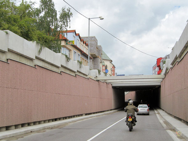 Weg met tunneltje onder delen van de stad door
