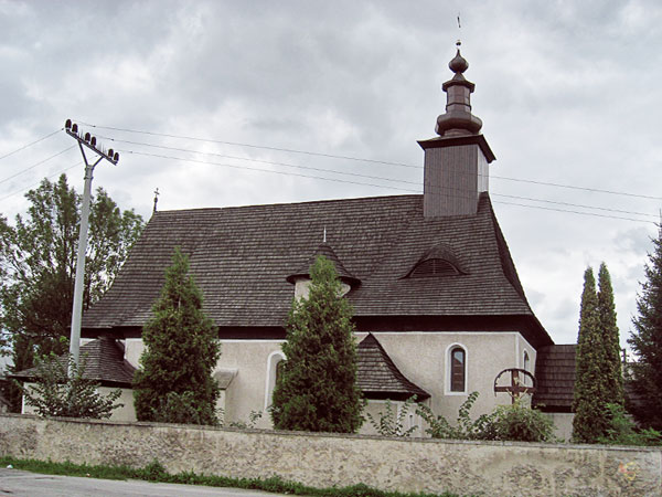 Kerk met dak van houten leien