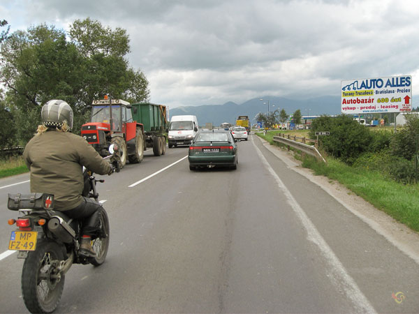 Tricker, vrachtwagens en auto's