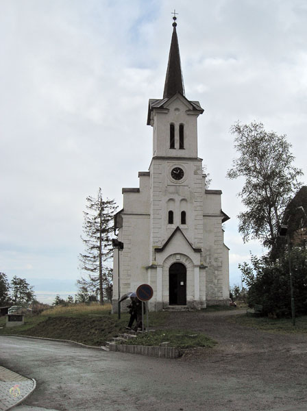 Wit kerkje in steen