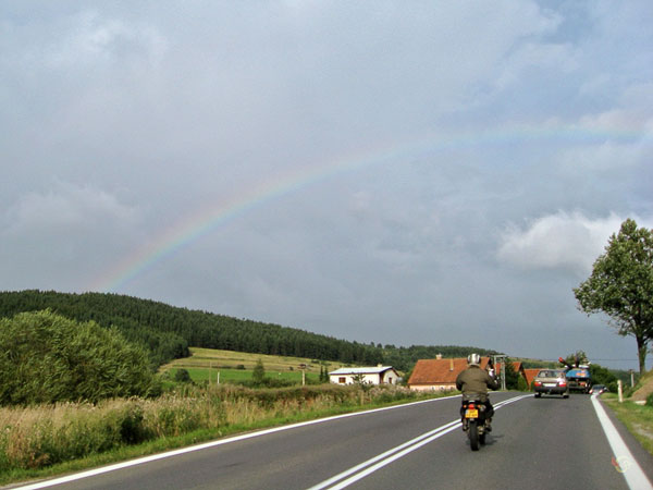 Donkere lucht, regenboog