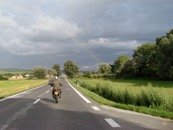 Donkere lucht, regenboog