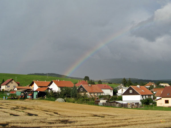Regenboog op witte huizen