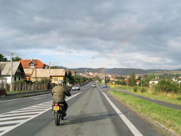 Regenboog eindigt midden in stadje