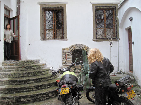 Binnenplaats met de motoren