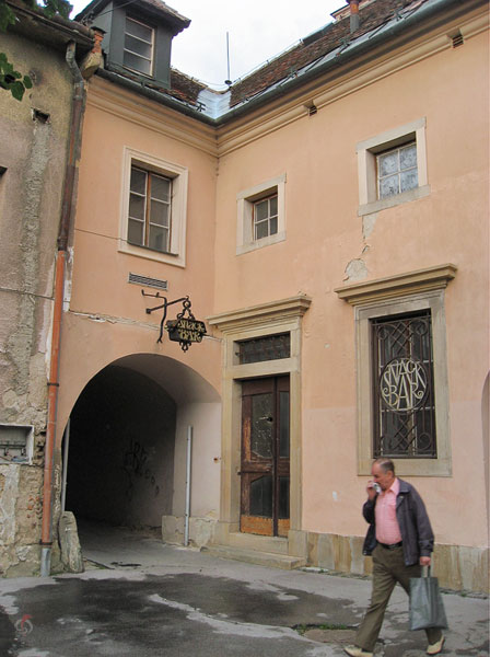 Roze huis met poort
